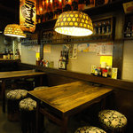 横浜すきずき - 野毛っぽい雰囲気あふれるテーブル席。