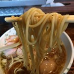 啜磨専科 - 麺は中細麺