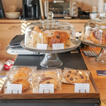 パッセージ コーヒー - 店内　焼き菓子