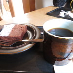 ノット カフェ - NYの豆使用ブレンドコーヒー