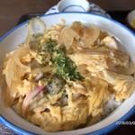 食堂 しみず - 親子丼とラーメンセットの親子丼。
あっさりした味付けで、ツユの量も適量で中々美味しい。