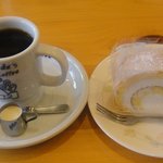 Komedako Hiten - ブレンドコーヒー　400円　と　はちみつロール　280円