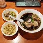 麺屋 六感堂 - 手もみ中華そば（焦し醤油バージョン）＋高菜の炊き込みご飯＋牡蠣オイル漬け