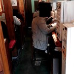 麺食堂 88 - 鰻の寝床のような店内