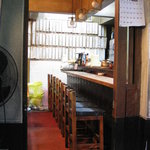 もつ焼 まるい - 一階はカウンター含め１３席