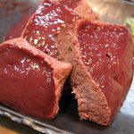 もつ焼 まるい - かつおのたたきのような出で立ち