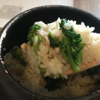 Freshly cooked exquisite earthenware pot rice