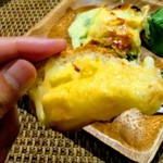 神田 まる牛 second - バゲットにラクレットチーズのお焦げ