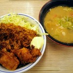 Katsuya - ﾁｷﾝｶﾂと唐揚の合盛丼 580円と 豚汁 160円