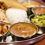 アーンドラ・キッチン - 【アーンドラ・ミールス（ノンベジ）@1,990円】[手前]マトンカレー