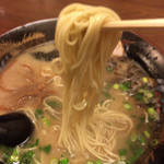 とんこつらーめん 黒竜 - ストレートの細麺