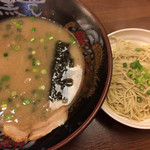 とんこつらーめん 黒竜 - はい！バリカタ替え玉きましたー！