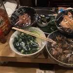 居酒屋勢人 - お通し：イカの煮つけ、真子の煮つけ、ぬた和え、ニナ貝、バイ貝