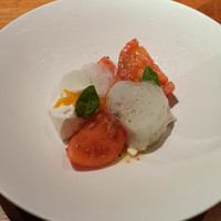 FORNO - プーリア産のブラータチーズとフルートトマトのカプレーゼ仕立て、柑橘のジャムとバジルの泡