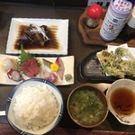 山海 - 山海おまかせ定食 1,500円
            銀ダラの煮付け、山菜の天ぷら、刺身盛合せ、じゅん菜、アラの味噌汁、ご飯大盛＋軽め