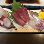 Sankai - 山海おまかせ定食 1,500円
                銀ダラの煮付け、山菜の天ぷら、刺身盛合せ、じゅん菜、アラの味噌汁、ご飯大盛＋軽め