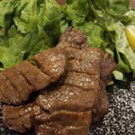 酒肴どころ しんとみ - 牛タン炙り