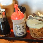 釜揚げうどん 鈴庵 - 左：玉子かけご飯用の醤油　中：鶏天用のタレ　右：うどんかりんとう　※2011年11月