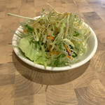 鴻元食坊 - サービス定食のサラダ