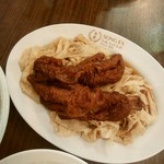 Song Fa Bak Kut Teh The Centrepoint - 湯葉と鶏の脚を煮込んだ料理。中華圏では鶏の脚が日常的に食されています。