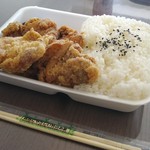 kuradashishouyukaraagehompoinoichi - 唐揚げ　でかい　ご飯特盛はかなりの量