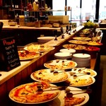SALVATORE CUOMO & BAR - ピザ、パスタ、サラダ、その他イタリアン料理の数々