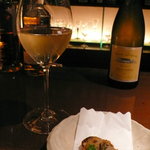 BAR Too - 白ワイン（ソーヴィニヨンブラン）に、アンチョビのブルスケッタを合わせる