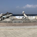 お食事処 かもめ - マグロの一本釣りモニュメント。