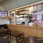 Oshokujidokoro Kamome - 店内。右側が厨房。