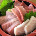 Oshokujidokoro Kamome - 赤身6切れ、中トロ4切れ、大トロ2切れ。全部トロける美味しいマグロでした。美味し過ぎて、もう一人前食べられそうです。