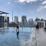 FIREFLY ROOFDECK - ルーフトッププールでくつろぐ欧米人