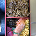 駅弁屋 - あがの姫牛と焼き鮭弁当
¥1200