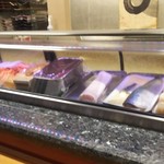 王将寿司 - ネタケース  今日は少な目だそうです。