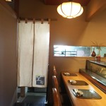 王将寿司 - 店内  カウンター席  左は座敷