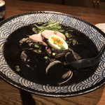 Kicchi Mbaza Ssouya - 黒いスープのイカ墨ラーメン(^^)
      あさりトッピング(^^)
      
      まんま、真っ黒です！！(・∀・)