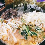 はじめ家 - キクラゲ、ネギもやし、キャベセン少々のせました
      いろんな食感が楽しめます