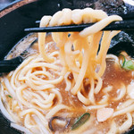 はじめ家 - 平打ち少しちぢれた太麺
      麺が長すぎず食べやすい