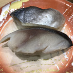 Sushi Douraku - シメサバ１３０円。脂の乗ったサバが酸っぱいと感じる味付けで提供されました。回転寿司らしい味わいで、美味しくいただきました(^｡^)