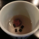 瓢亭 - まずは梅こぶ茶で胃を温めます。