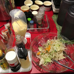 から揚げ屋 トリロー - サラダ ＆ 各種調味料