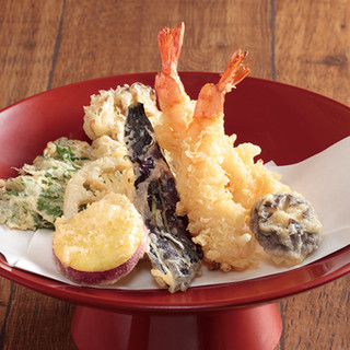 素材の旨みが際立つサクサクの食感の揚げたての天ぷら