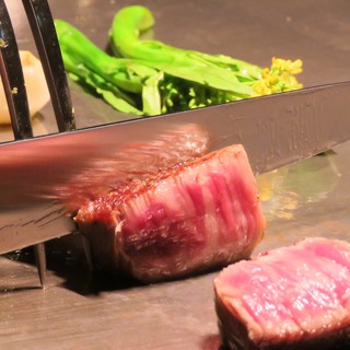 厳選されたお肉と季節の食材をたっぷり使った鉄板フレンチ
