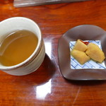 Yama shou - 最初に提供されるお茶とサービスの漬物