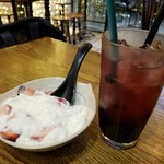 Smoothies & Juices - 料理写真:イチゴのヨーグルトとブルーベリーモヒート