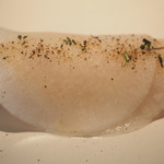 Fujiya 1935 - 生のアカザエビ 塩漬け大根 ローズマリー カラスミのソース