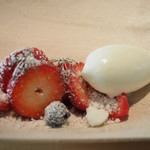 Fujiya 1935 - イチゴ メレンゲのアイスクリーム