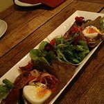 ジャンカルド - 前菜ガレットにドライトマトや玉子、サラダ（アイスプラントも入ってた）オリーブなど盛り沢山