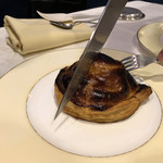 北島亭 - トリュフパイ、入刀。