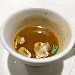 FORESTARIA - スープ  ビスクスープ
            甲殻類の旨味が凝縮❗️とても美味しい(^^)v
            ただ、提供された時点で内側にスープが跳ねてこの食器汚れ…。