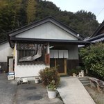 舩本うどん - 住宅街の一角にひっそり建っているお店でした。